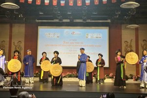 各位老师将官贺民歌视为向国际友人传授越南语的有效方法之一。图：越通社
