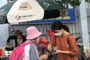 胡志明市一家学校门前摆摊贩卖的自制食品车。