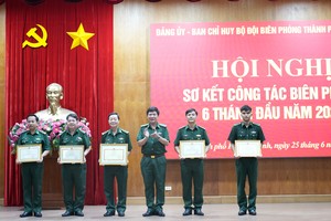 胡志明市边防部队指挥部领导向在执行任务中取得优异成绩的个人和集体颁发边防部队司令部和第七军区的奖状。
