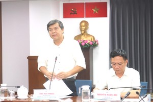 市委宣教与民运处副主任曾友锋主持新闻发布会。