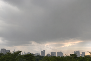 胡志明市的一场降雨。图：国英