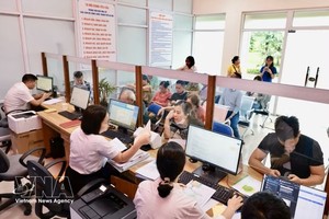 附图：河内市黄梅坊公共行政服务部门为民众办理行政手续。图：越通社