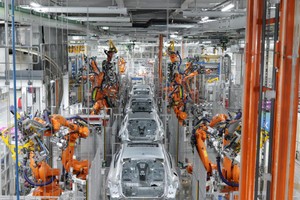 在德国慕尼黑拍摄的宝马集团工厂内的流水线。图：新华社