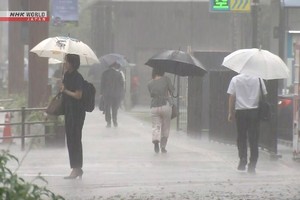 日本南部和西部多个地方遭遇大雨。图：NHK