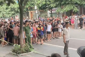 当地好奇民众聚集在案发现场围观。