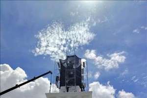 投资商对位于西宁省德和乡新德E.City都市区的“开放女神”雕像违建工程进行遮挡。图：越通社