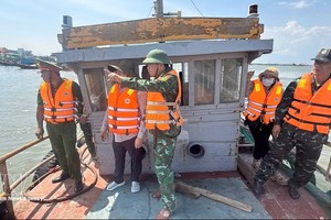 胡志明市职能部门经常进行实地检查，严格管控不符合出海条件的渔船。图：越通社