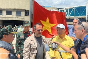 委内瑞拉外交部长伊万·希尔·平托在机场迎接越南代表团。图：越通社