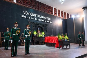 人民武装力量英雄罗文球大校的吊唁仪式在国家殡仪馆庄严举行。图：杜忠