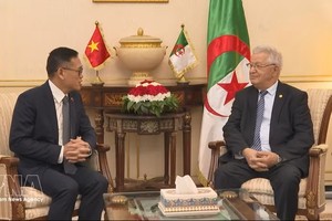 越南驻阿尔及利亚大使陈国庆6月29日辞行拜会阿尔及利亚民族院（参议院）议长阿祖兹·纳斯里。图：越通社