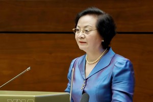 党中央书记处书记、政府副总理范氏清茶代表政府党组作题为《三级政府模式运行一周年成果评估及继续创新治理方式、提升国家行政管理效能》的专题报告。图：越通社