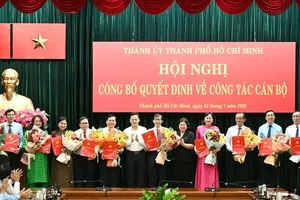 胡志明市市委副书记文氏白雪及中央宣教与民运部所属第三地方司长阮辉玉向《西贡解放报》编辑部颁发任命决定。图：越勇