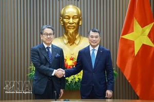 越南政府总理黎明兴（右）与日本国际协力银行（JBIC）董事长前田匡史。图：越通社
