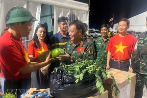 越南驻委内瑞拉大使馆特命全权大使武中美向越南救援队赠送了多份慰问品和必需生活用品，以改善野战营地战士的生活条件。图：越通社