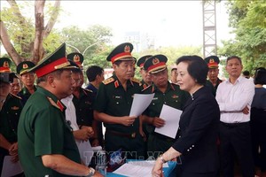 政府副总理范氏清茶在黎氏莲公园指导烈士遗骸寻找与归集工作启动仪式的准备情况。