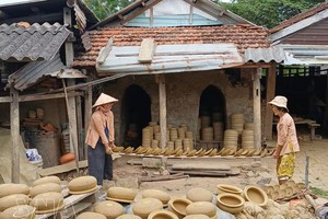 坐落于秋盆河畔的清河陶瓷村拥有近500年历史，以陶瓷、陶土制品闻名，其传统制陶技艺代代相传，至今仍得到完整保留与传承。图：越通社