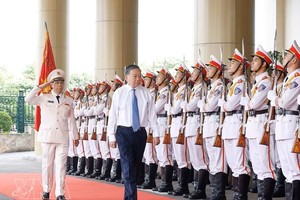 党中央总书记、国家主席苏林在河内走访公安部业务技术中心。图：越通社
