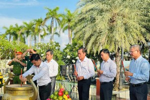 各位代表敬香缅怀各位英雄烈士。