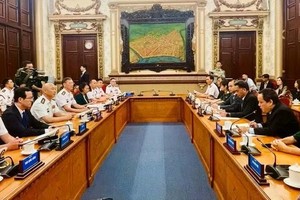 胡志明市市委常务处委员、市人委会常务副主席阮禄河会见中国海军83舰编队指挥员。图：《西贡解放报》