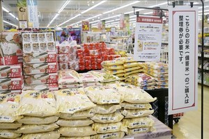 2025年5月31日，在日本仙台一家超市内陈列摆放的大米。图：共同社/越通社