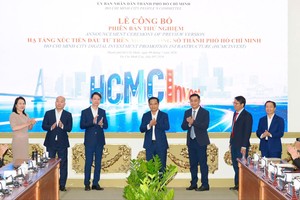 胡志明市人委会主席阮文得与各位代表共同进行胡志明市数字环境投资促进基础设施平台上线仪式。图：黄雄