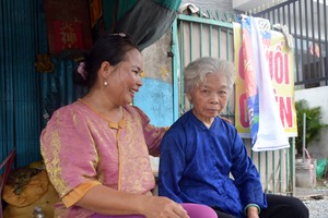 阮氏丽与养女。图：光荣