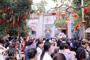 雄王祭日当天在上庙的民众。图：越通社
