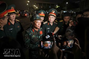 越南人民军总参谋部救援救灾局副局长、救援队队长范文巳少将接受媒体采访。图：越通社