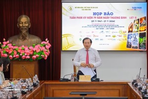 越南文体与旅游部副部长谢光东在新闻发布会上发表讲话。图：越通社