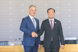 越南国会国防安全与对外委员会主任黎晋进与法国国民议会国防与武装力量委员会主席让-米歇尔·雅克合影。图：越通社