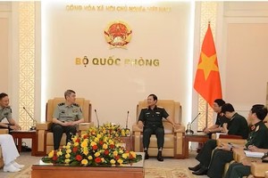 越南人民军总参谋长、国防部副部长阮新疆大将在河内会见中国国防大学政治工作部主任刘凯少将。图：《人民军队报》