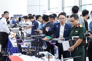 2025年8月25日，与会代表参观战略技术产业三大创新网络发布仪式上的展位。图：越通社。