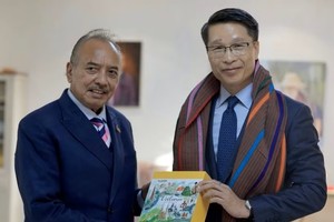 越南驻东帝汶临时代办范平潭与东帝汶副总理、经济事务统筹部长兼旅游与环境部长弗朗西斯科·卡尔布阿迪·莱互赠纪念品。图：越通社