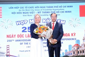 胡志明市越美友好协会主席阮文寿向美国驻胡志明市总领事梅丽莎·布朗赠送鲜花。图：越通社