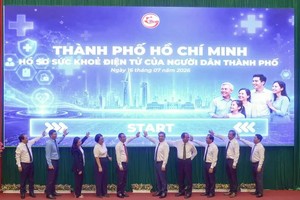 与会代表共同举行全市居民电子健康档案公布仪式。图：成山