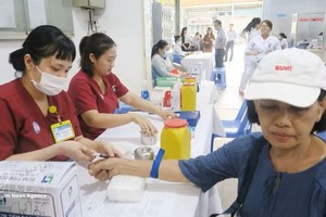 胡志明市堤岸坊卫生站为民众进行健康体检。图：越通社