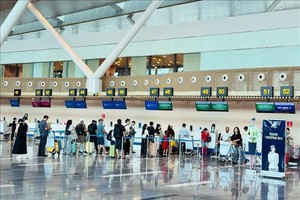 2026年4月24日，旅客在新山一机场办理登机手续。图：进力