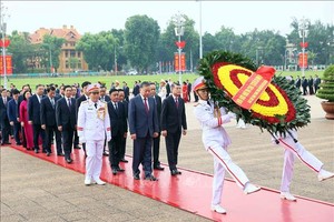 党中央执委会代表团前往敬献花圈，并入陵瞻仰胡志明主席遗容。图：安登