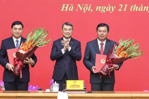 政府总理黎明兴颁发内务部代部长及民族与宗教部常务副部长任命决定。图：曰忠