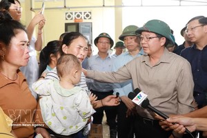 胡国勇副总理向有亲人遇难和失踪的家庭表示深切哀悼，并鼓励大家早日克服困难。图：越通社