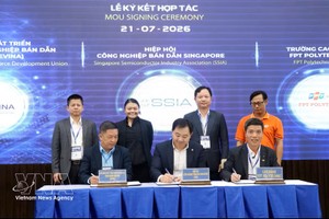 新加坡半导体产业协会、越南半导体产业人才发展联盟（SEVINA）与FPT Polytechnic大专学校签署合作协议。图：越通社