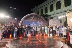 《守灵壮士——丁王陵之谜》剧组人员于四月在胡志明市举行的展映会上合影。图：BHD