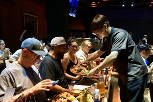 外国游客兴致勃勃地记录越南美食的独特魅力。图：越通社