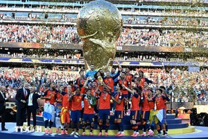 西班牙队夺得2026年世界杯冠军，登顶7月份FIFA排名榜首。图：新华社/越通社