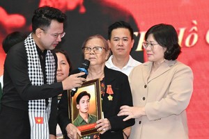 胡志明市市委副书记文氏白雪向杜氏恩赠送遗像。图：越勇