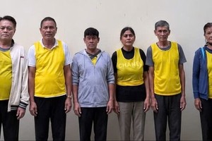 胡志明市公安厅调查警察机关对6名设局诈骗游客的外籍嫌犯作出案件、嫌犯起诉决定并执行拘留。