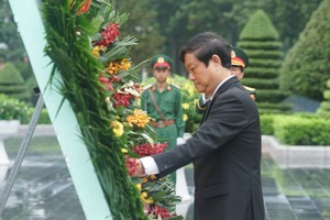 武文明同志献花缅怀英雄烈士的功勋。