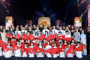 党中央总书记、国家主席苏林，党中央政治局委员、政府总理黎明兴等领导人在河内北山纪念碑会场出席活动。图：越通社