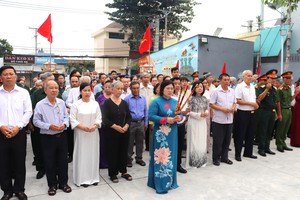 胡志明市领导与新山二坊领导及民众敬香缅怀英雄烈士。图：锦雪