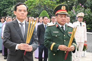 胡志明市市委书记陈留光敬香缅怀英雄烈士